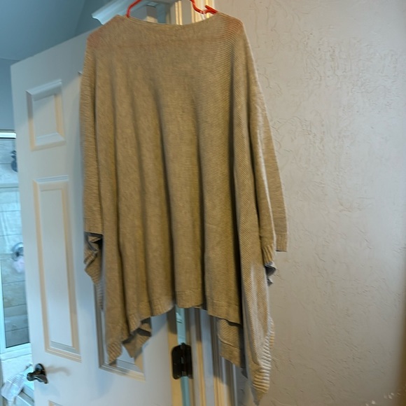 Lululemon poncho - Picture 1 of 3